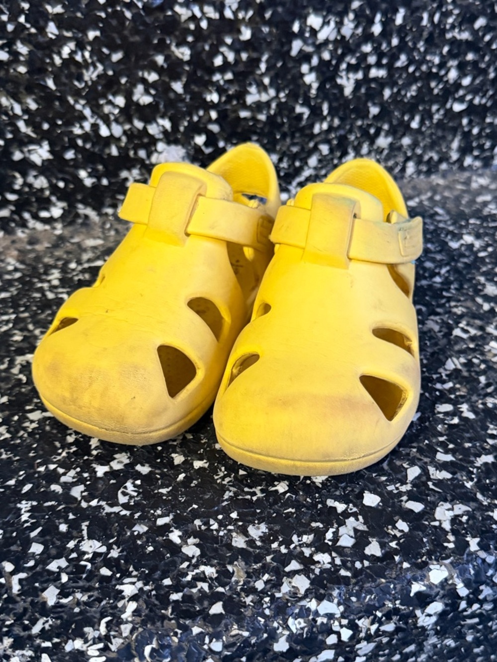 GUC Ten Little Splash Sandals Yellow Kids Shoes Size 8